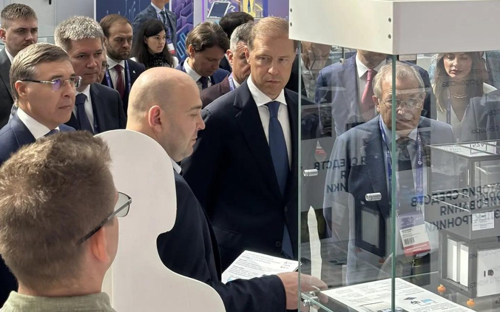 Денис Мантуров, Первый заместитель Председателя Правительства Российской Федерации, принял участие в работе российского форума «Микроэлектроника – 2026». Слева – Министр науки и высшего образования Российской Федерации Валерий Фальков, справа – Президент Российской академии наук Геннадий Красников. Фото: пресс-служба форума «Микроэлектроника 2026»