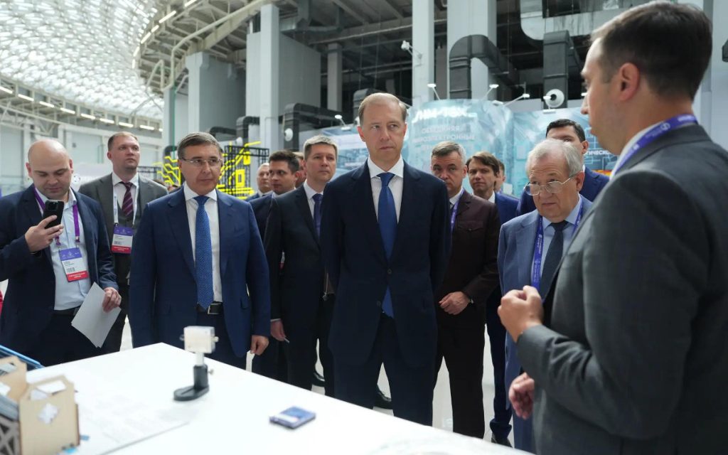 Денис Мантуров, Первый заместитель Председателя Правительства Российской Федерации, принял участие в работе российского форума «Микроэлектроника – 2026». Слева – Министр науки и высшего образования Валерий Фальков, справа – Президент Российской академии наук Геннадий Красников. Стенд МФТИ представил проректор по научной работе Виталий Баган. Фото: пресс-служба форума «Микроэлектроника 2026»