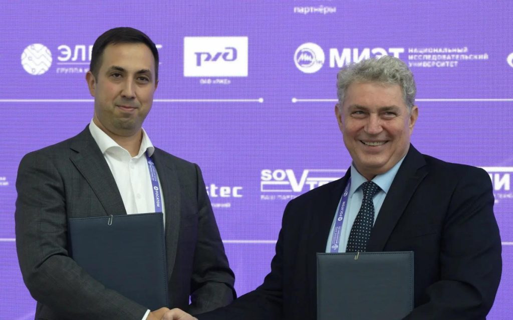 Виталий Баган, проректор по научной работе МФТИ и Сергей Попов, заместитель гендиректора «Швабе», руководитель приоритетного технологического направления по технологиям оптоэлектроники и фотоники в РФ. Фото: пресс-служба холдинга «Швабе»
